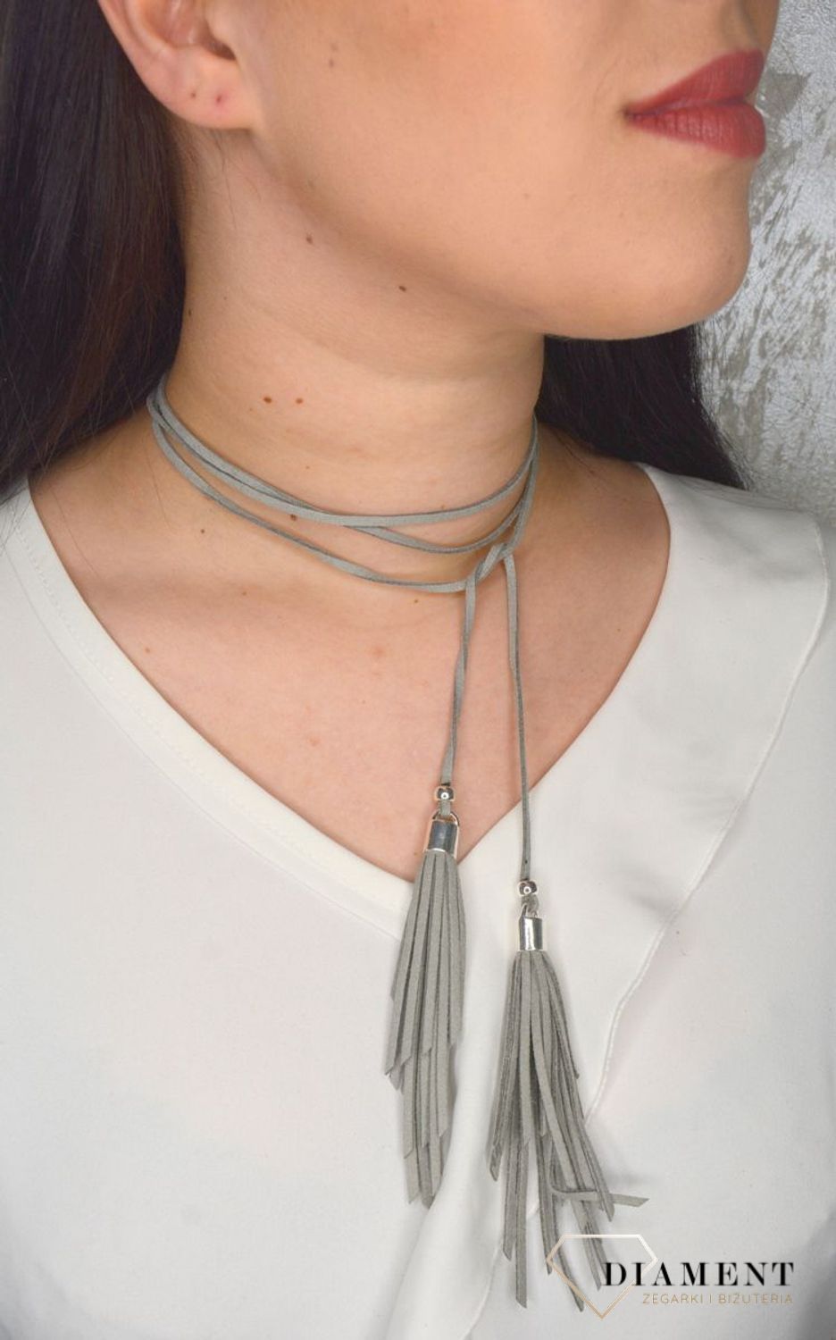 Naszyjnik choker szary rzemyk z chwostami i srebrnymi dodatkami DIA-NSZ-0078-SZARY S. Ciekawy, oryginalny naszyjnik choker to dodatek idealny na lato.jpg